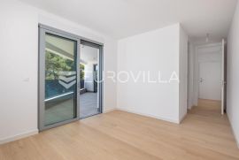 Opatija, centar, atraktivan višesoban stan u novogradnji s 4 parkirna mjesta NKP 254 m2, Opatija, Kвартира