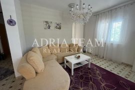 PREUREĐENA APARTMANSKA KUĆA 200 m OD MORA, GARAŽA I VRT - GORNJI KARIN, Obrovac, Casa