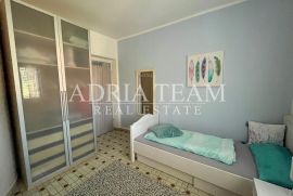 PREUREĐENA APARTMANSKA KUĆA 200 m OD MORA, GARAŽA I VRT - GORNJI KARIN, Obrovac, Casa