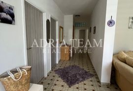 PREUREĐENA APARTMANSKA KUĆA 200 m OD MORA, GARAŽA I VRT - GORNJI KARIN, Obrovac, Casa