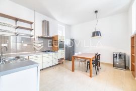 Zagreb, Centar, prekrasan trosobni građanski stan 112 m2 i vanjsko parkirno mjesto!, Zagreb, Apartamento