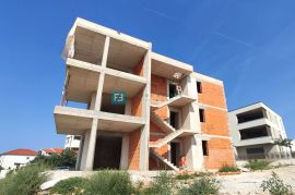 VODICE, novo, 350 m od plaže, 1. kat, 3 spavaće sobe, pogled na more, Vodice, Appartement