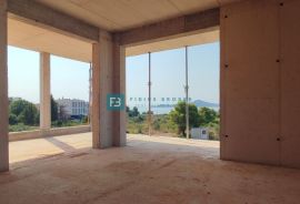 VODICE, novo, 350 m od plaže, 1. kat, 3 spavaće sobe, pogled na more, Vodice, Appartement