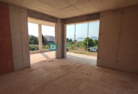 VODICE, novo, 350 m od plaže, 1. kat, 3 spavaće sobe, pogled na more, Vodice, Appartement