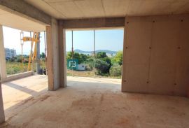 VODICE, novo, 350 m od plaže, 1. kat, 3 spavaće sobe, pogled na more, Vodice, Appartement