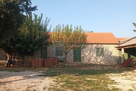 PRODAJA kuća sa bazenom Nadin, 339 m2, imanje 45922 m2, Benkovac, Famiglia