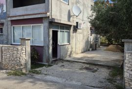 Bibinje, kuća 186 m2 sa 4 stana i 470 m2 okućnice, Bibinje, Casa