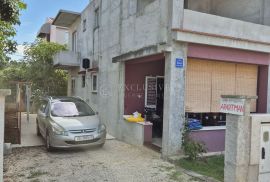 Bibinje, kuća 186 m2 sa 4 stana i 470 m2 okućnice, Bibinje, Haus