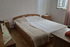 Bibinje, kuća 186 m2 sa 4 stana i 470 m2 okućnice, Bibinje, Casa