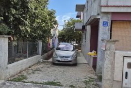 Bibinje, kuća 186 m2 sa 4 stana i 470 m2 okućnice, Bibinje, Casa