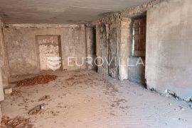 Drniš, centar, kamena kuća za adaptaciju NKP 450 m2, Drniš, Ev