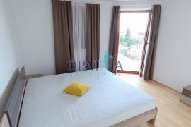 PREKRASAN 4 SOBAN STAN S POGLEDOM NA MORE I BAZENOM U LOVRANU, Lovran, Appartment