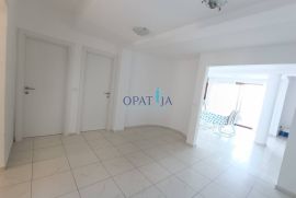 PREKRASAN 4 SOBAN STAN S POGLEDOM NA MORE I BAZENOM U LOVRANU, Lovran, Appartment