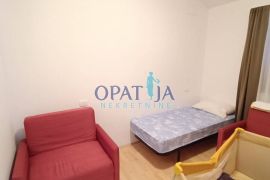 PREKRASAN 4 SOBAN STAN S POGLEDOM NA MORE I BAZENOM U LOVRANU, Lovran, Appartment