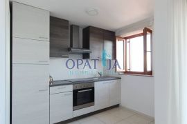 PREKRASAN 4 SOBAN STAN S POGLEDOM NA MORE I BAZENOM U LOVRANU, Lovran, Appartment