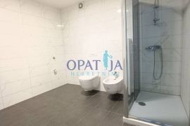 PREKRASAN 4 SOBAN STAN S POGLEDOM NA MORE I BAZENOM U LOVRANU, Lovran, Appartment