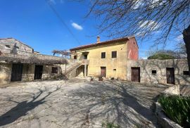 ISTRA, SVETVINČENAT - Kamena kuća s građevinskim zemljištem, Svetvinčenat, House