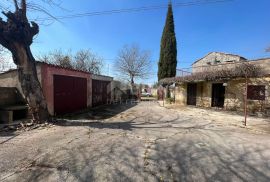 ISTRA, SVETVINČENAT - Kamena kuća s građevinskim zemljištem, Svetvinčenat, House