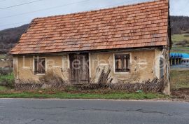 OROVAC ( Otočac ) kuća prizemnica, pomoćna zgrada, vrt, oranica, Otočac, Σπίτι