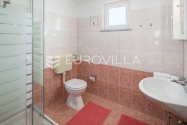 Poreč, Mugeba vila s bazenom i apartmanima, Poreč, Дом