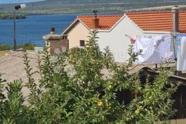 ŠIBENIK-BILICE – APARTMANSKA KUĆA S PREDIVNIM VRTOM, Šibenik - Okolica, Maison