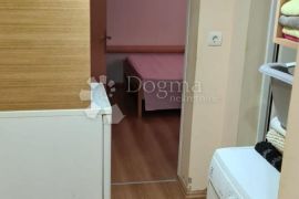 ŠIBENIK-BILICE – APARTMANSKA KUĆA S PREDIVNIM VRTOM, Šibenik - Okolica, Maison