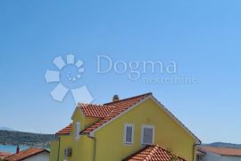 ŠIBENIK-BILICE – APARTMANSKA KUĆA S PREDIVNIM VRTOM, Šibenik - Okolica, Maison