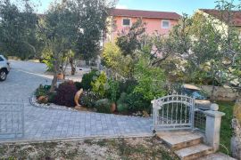 ŠIBENIK-BILICE – APARTMANSKA KUĆA S PREDIVNIM VRTOM, Šibenik - Okolica, Maison