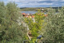 ŠIBENIK-BILICE – APARTMANSKA KUĆA S PREDIVNIM VRTOM, Šibenik - Okolica, Maison