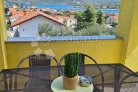 ŠIBENIK-BILICE – APARTMANSKA KUĆA S PREDIVNIM VRTOM, Šibenik - Okolica, Maison