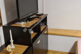 ŠIBENIK-BILICE – APARTMANSKA KUĆA S PREDIVNIM VRTOM, Šibenik - Okolica, Maison