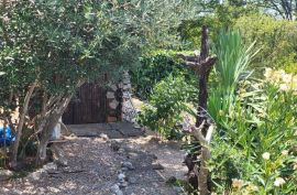 Samostojeća kuća sa lijepom okućnicom, Dobrinj, Maison