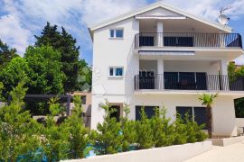 PREKRASNA APARTMANSKA KUĆA, Crikvenica, بيت