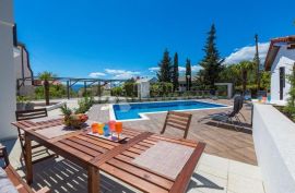 PREKRASNA APARTMANSKA KUĆA, Crikvenica, بيت