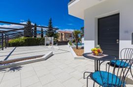 PREKRASNA APARTMANSKA KUĆA, Crikvenica, بيت