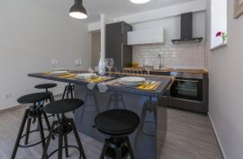 PREKRASNA APARTMANSKA KUĆA, Crikvenica, بيت