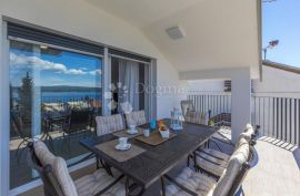 PREKRASNA APARTMANSKA KUĆA, Crikvenica, بيت