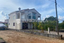 Zadar, Ugljan/Muline, obiteljska kuća NKP 256 m2 uz more na parceli od 1.600 m2, Preko, House