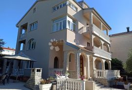 MALINSKA - APARTMANSKA KUĆA SA 6 APARTMANA, Malinska-Dubašnica, Casa