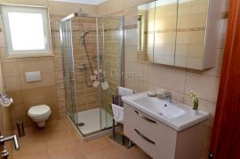 MALINSKA - APARTMANSKA KUĆA SA 6 APARTMANA, Malinska-Dubašnica, Casa