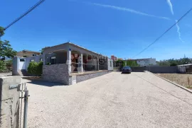 VODICE-PRIZEMNICA NA VELIKOM ZEMLJIŠTU OD 912M2, Vodice, بيت