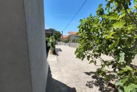 VODICE-PRIZEMNICA NA VELIKOM ZEMLJIŠTU OD 912M2, Vodice, Haus