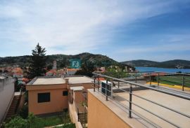 TISNO, namještena kuća, 150 m od rive, 2 apartmana, pogled na more, Tisno, Σπίτι