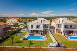 Istra, Poreč, luksuzna vila 244 m2 s bazenom i velikom uređenom okućnicom, pogled na more, Poreč, Maison