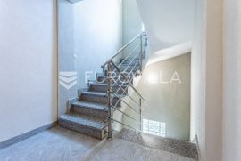 Čiovo, Okrug Donji, apartmanska vila s bazenom, Okrug, بيت