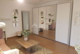 OTOK KRK, OMIŠALJ - Uređeni apartman 20 metara od mora, Omišalj, Appartement