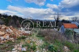 Čikovići ,građevinsko zemljište 1957 m2,mogućnost gradnje 2 kuće po 3 stana, Kastav, Land