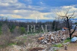 Čikovići ,građevinsko zemljište 1957 m2,mogućnost gradnje 2 kuće po 3 stana, Kastav, Земля