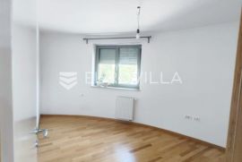 Pula, trosoban stan s garažom i liftom NKP 122,27m2, Pula, Appartment