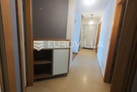 Pula, trosoban stan s garažom i liftom NKP 122,27m2, Pula, Appartment